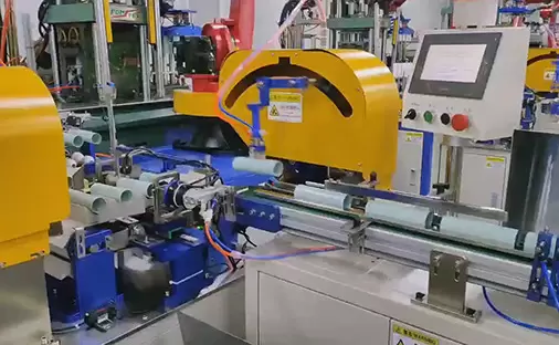 Op&eacute;ration d&rsquo;&eacute;quipe dans un laboratoire de salle blanche