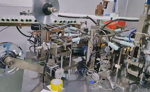 Technicien de laboratoire effectuant des tests de mat&eacute;riaux