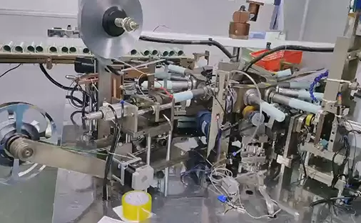 Technicien de laboratoire effectuant des tests de mat&eacute;riaux