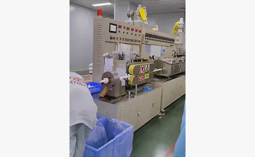 Op&eacute;ration d&rsquo;&eacute;quipe dans un laboratoire de salle blanche