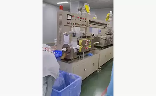 Op&eacute;ration d&rsquo;&eacute;quipe dans un laboratoire de salle blanche