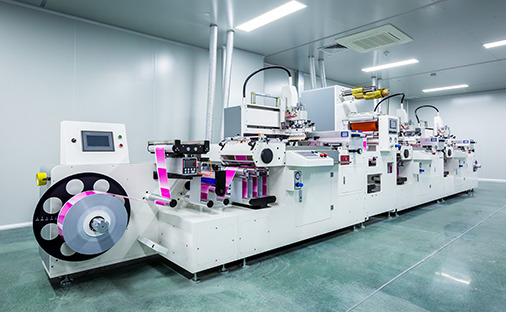 Ligne de production d'impression avec op&eacute;rateur