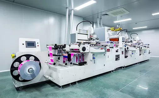 Ligne de production d'impression avec op&eacute;rateur