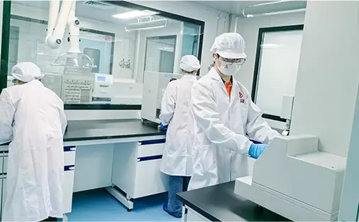 Fonctionnement de l'&eacute;quipe dans un laboratoire de salle blanche