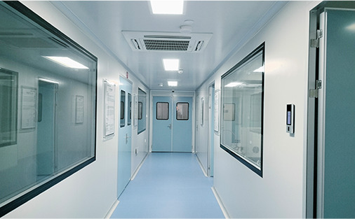 Am&eacute;nagement du couloir et des installations du laboratoire de salle blanche