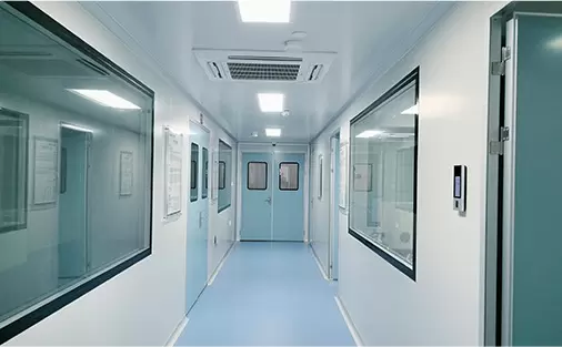 Am&eacute;nagement du couloir et des installations du laboratoire de salle blanche
