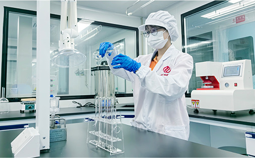 Technicien de laboratoire effectuant des tests de mat&eacute;riaux