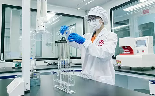 Technicien de laboratoire effectuant des tests de mat&eacute;riaux