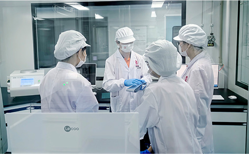 Discussion collaborative de l'&eacute;quipe du laboratoire sur les r&eacute;sultats des tests